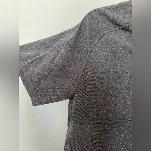 44. Lululemon Metal Vent Tech Short Sleeve - Picture 14 of 16